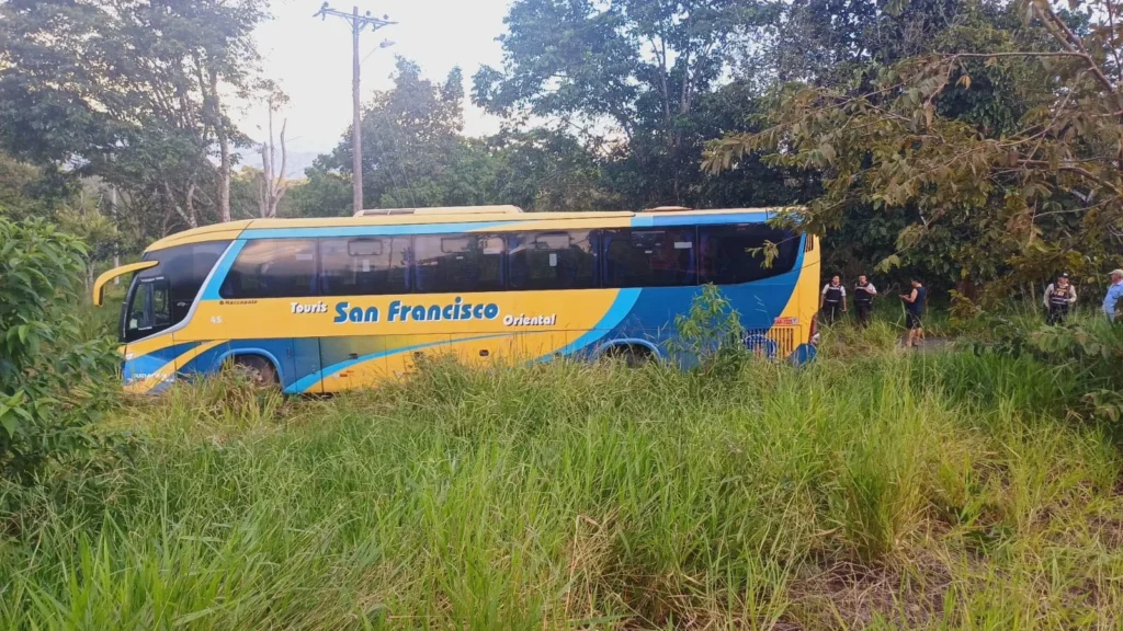 En Morona, llanta de bus explota en plena marcha