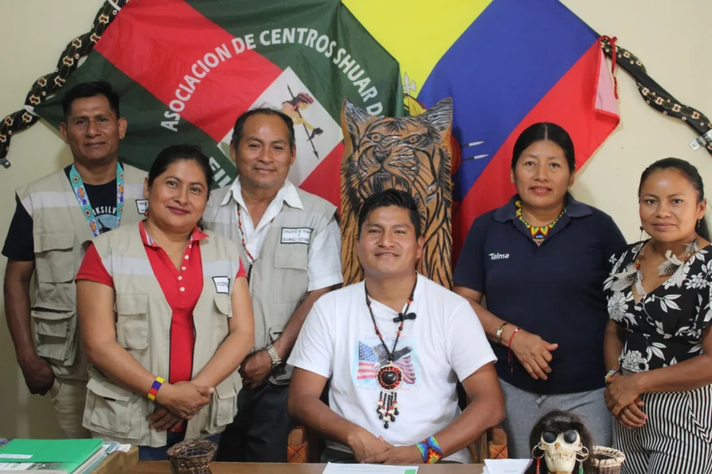 Ayuda social para familia de dirigente shuar
