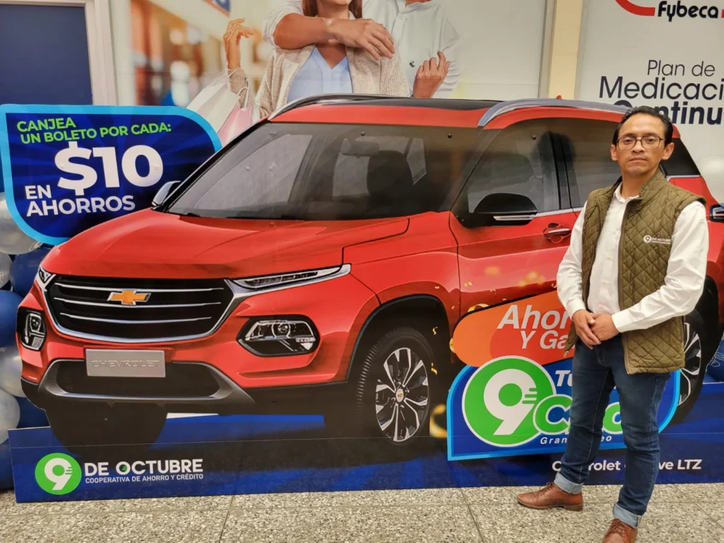 Marcelo Maggi, jefe de la Agencia Norte, posó con la promo para el sorteo del vehículo cero kilómetros