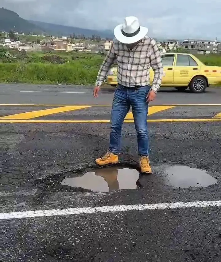 Baches y huecos en vías. Autoridades municipales en controversia