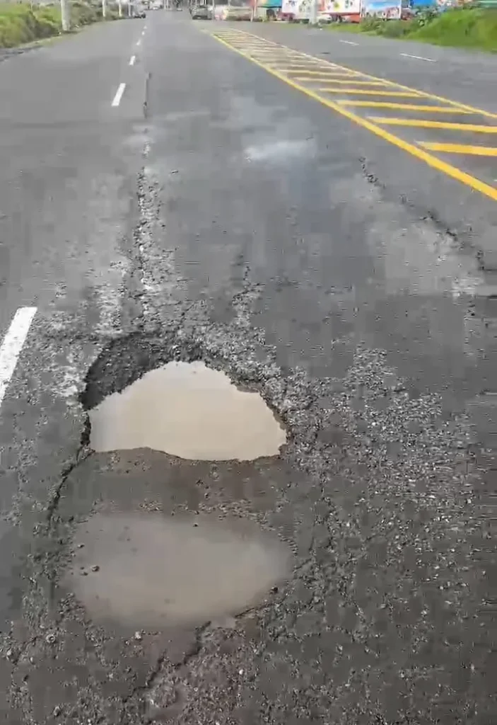 Son 4 baches en la entrada sur de Latacunga.