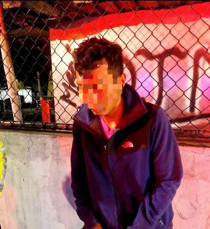 Un mal hombre golpeó a su esposa embarazada de un mes en una parroquia de Ambato, y huyó con su hijo de 3 años. La Policía Nacional lo detuvo