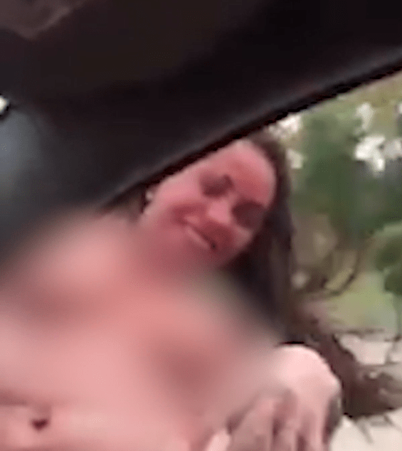 Mujer muere al intentar grabar un video hot en su carro