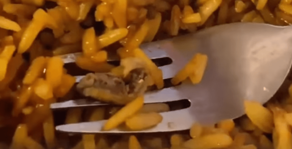 Mujer denuncia comida con gusanos en chifa de Riobamba