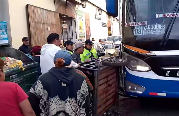 Tricilero casi muere aplastado por un bus urbano