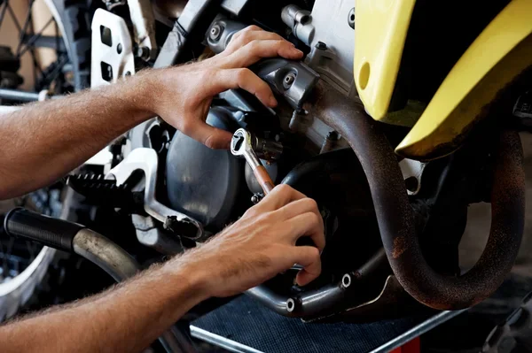 Disparan a propietario de un taller de motocicletas en Ambato.