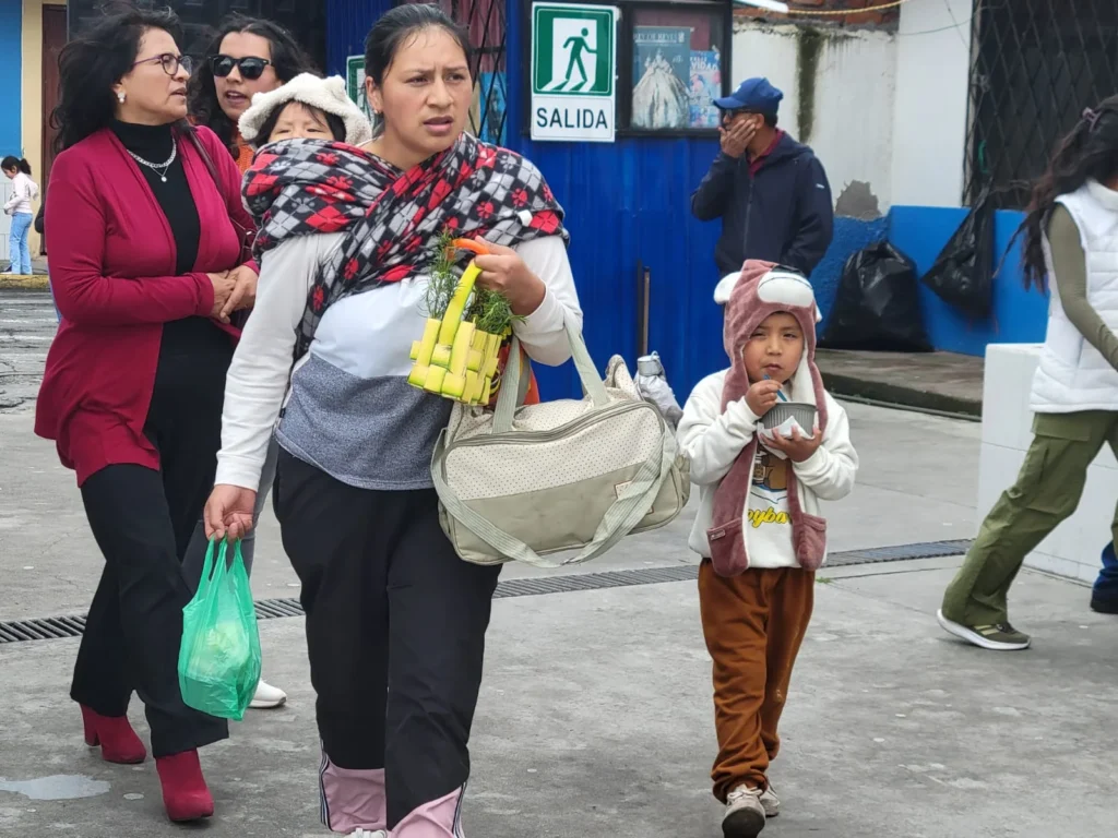 La fe católica y democracia tuvieron una cita en el Día del Maestro. Por clima y oficios religiosos presencia de electores fue intermitente