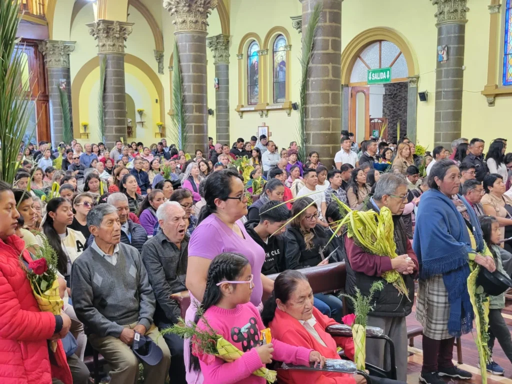 Los templos católicos lucieron llenos en todos sus oficios eucarísticos, denotando la mayoritaria fe de los riobambeños