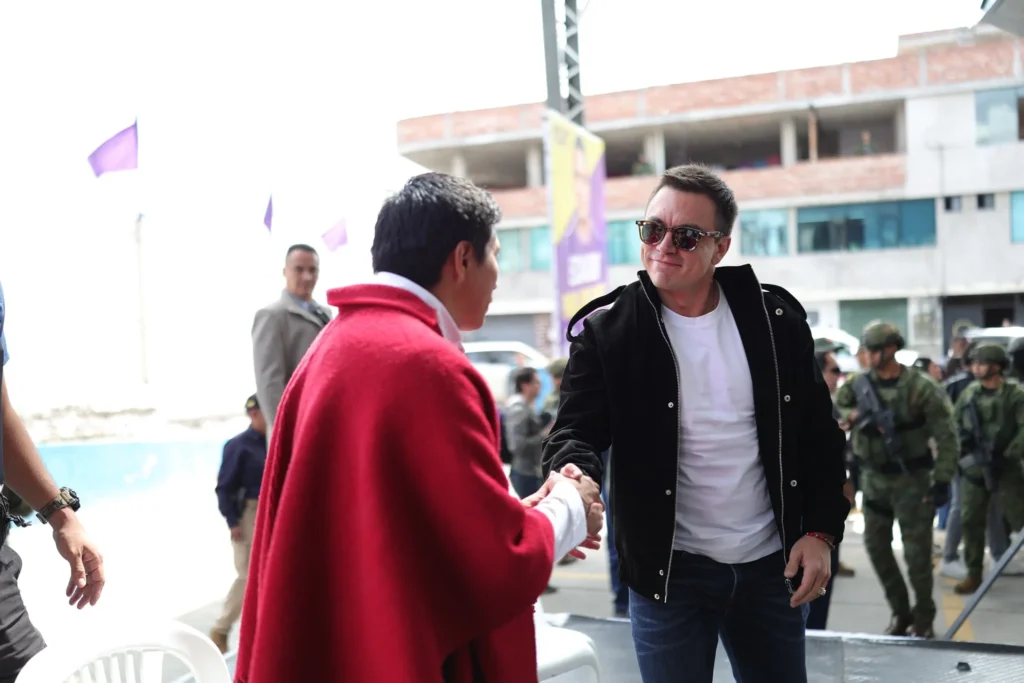 Fernando Guamán y Daniel Noboa en un mitin político en mercado de Riobamba