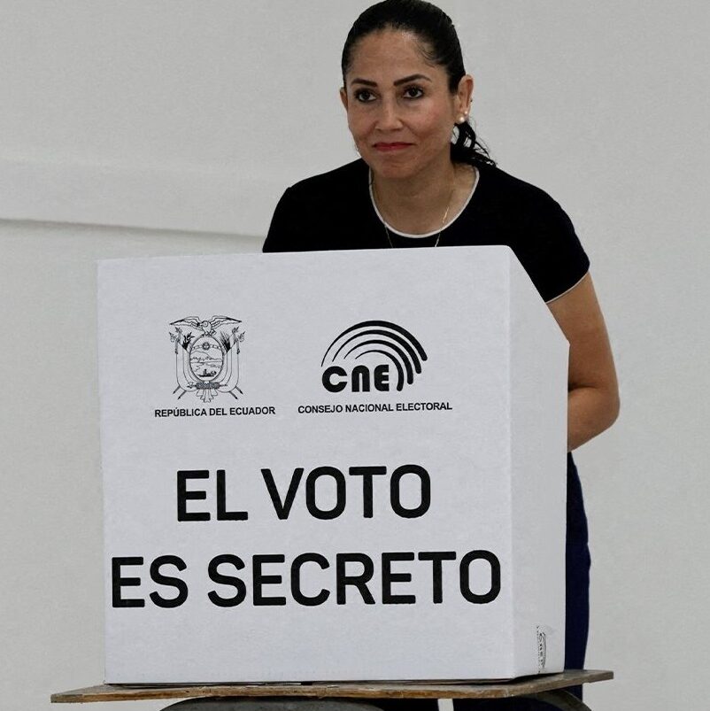 Luisa González votó en Chone y pidió resguardar los votos