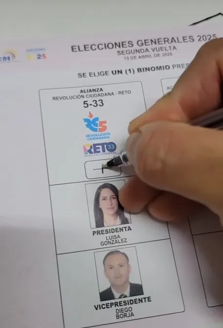 Hombre le tomó una foto a su voto en Pallatanga y enfretará multa