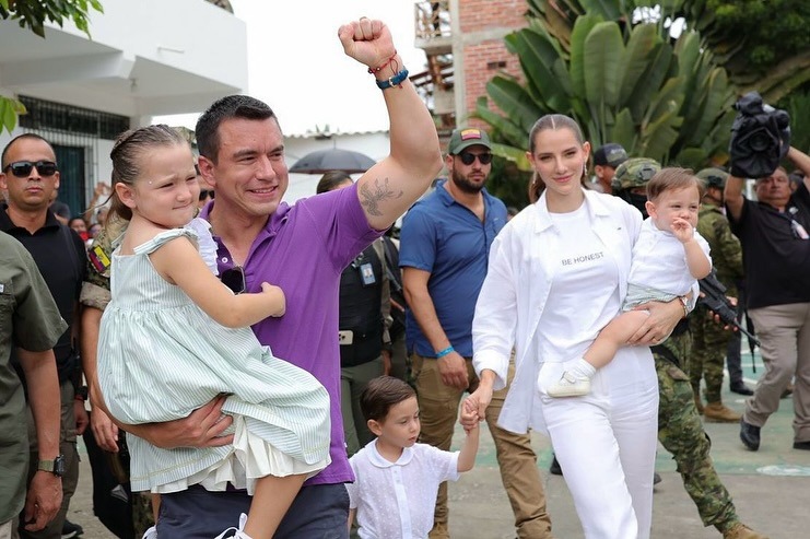 Daniel Noboa ejerció su voto en Olón junto a Lavinia Valbonesi