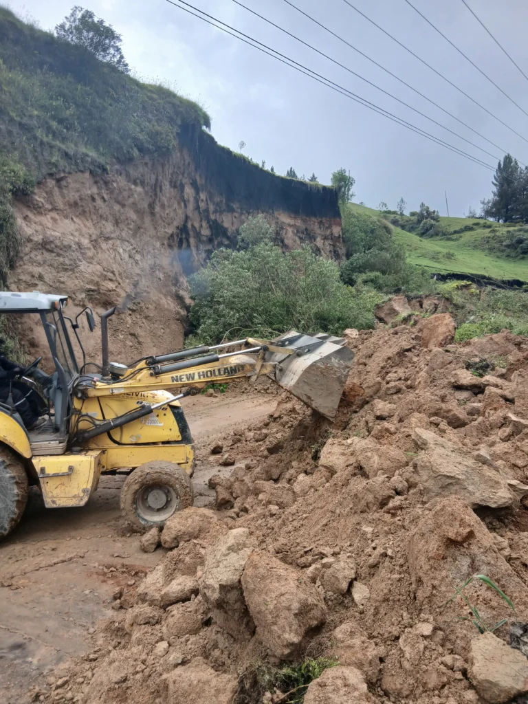Maquinaria limpia derrumbe en Pumin