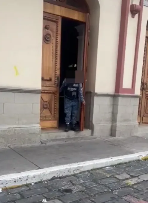 Investigan caso de agentes que estarían borrachos en Teatro León en Riobamba.