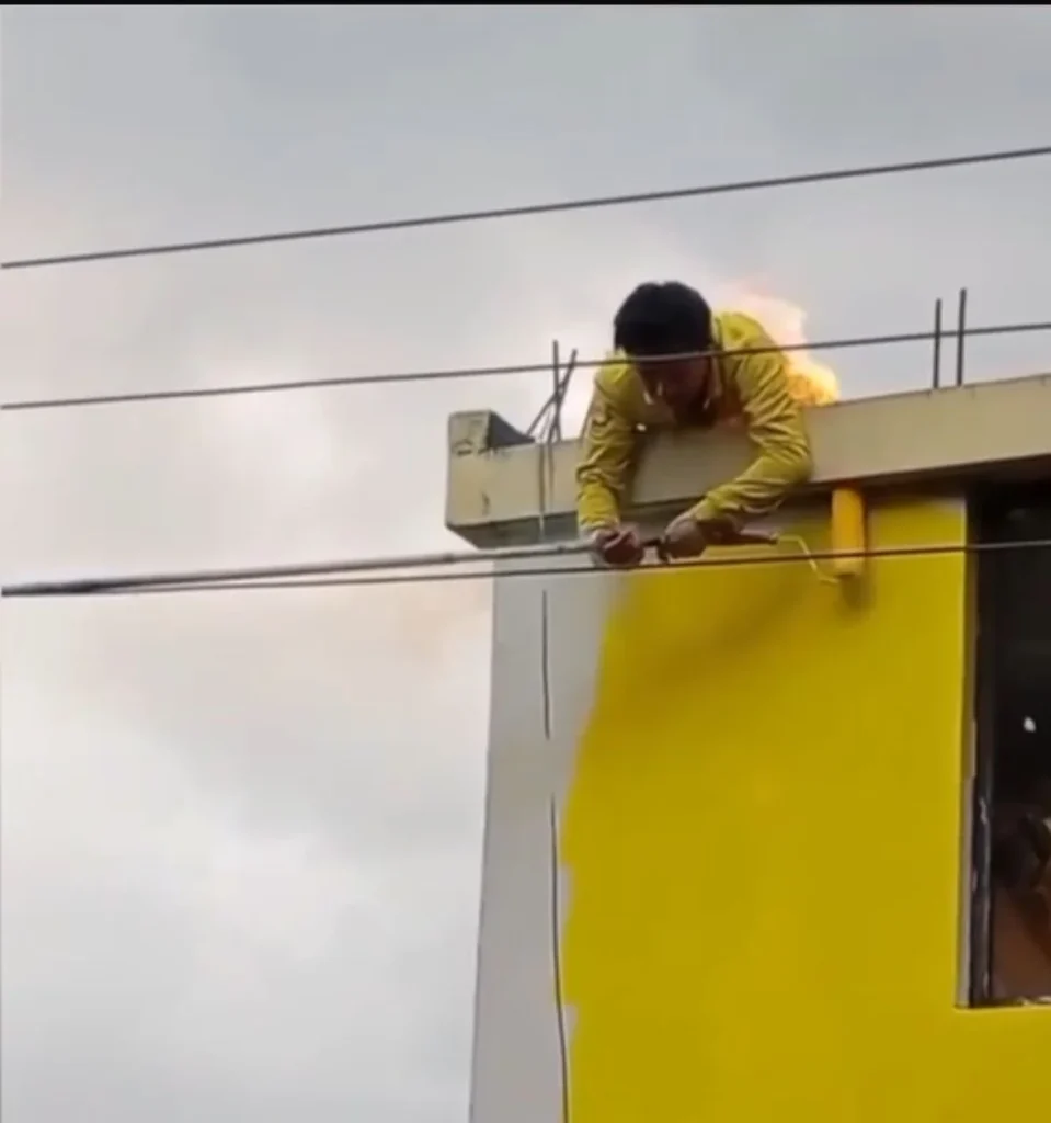 Un hombre muere electrocutado mientras pintaba una casa en la ciudad de Latacunga. En vídeo quedó grabada la tétrica escena