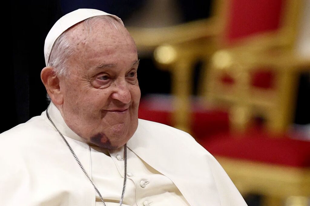 Papa Francisco aparece por sorpresa en la basílica de San Pedro