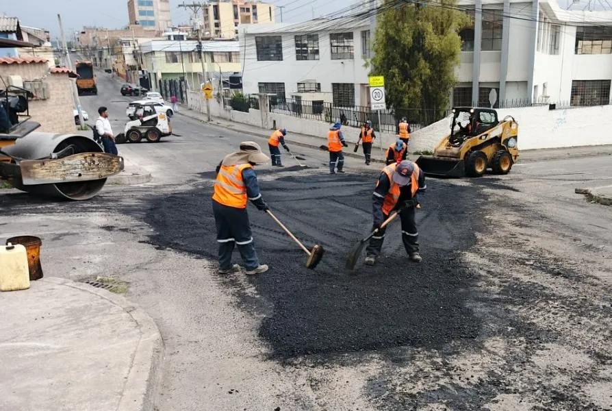 Más de USD 1 millón en asfaltado y bacheo en Riobamba