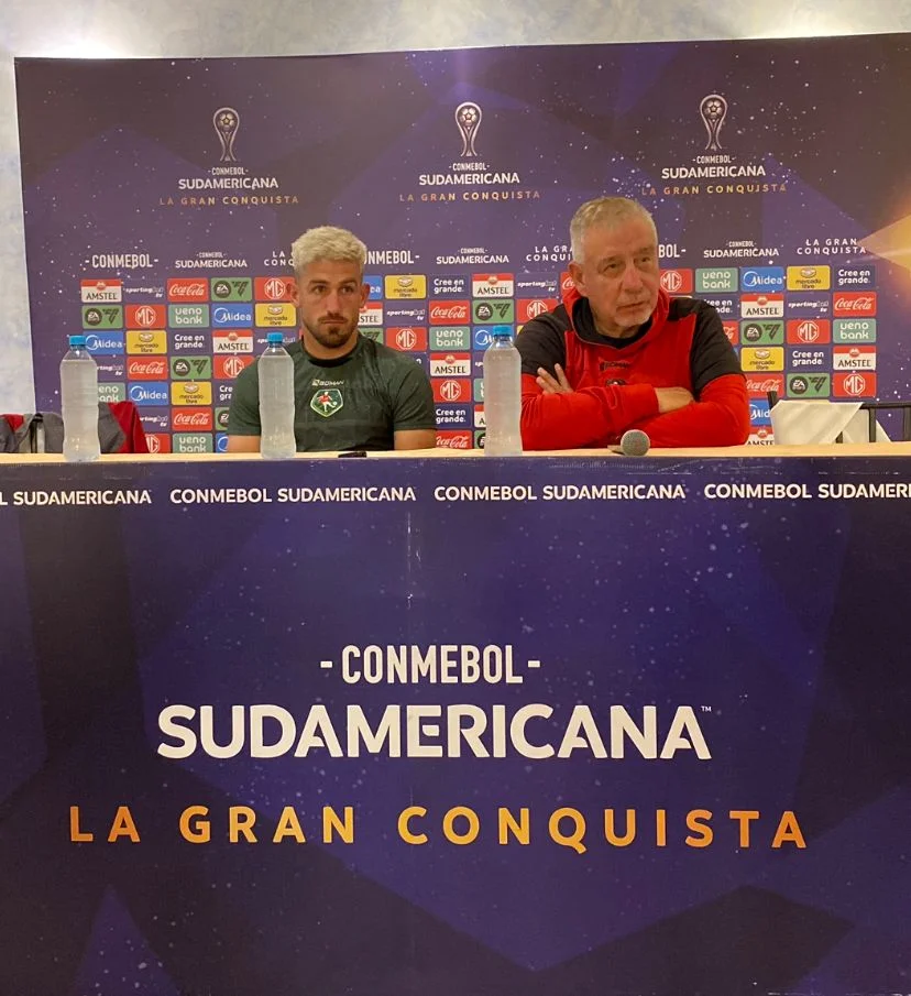 Mauricio Alonso, jugador de Mushuc Runa y Ever Hugo Almeida, técnico del club.
