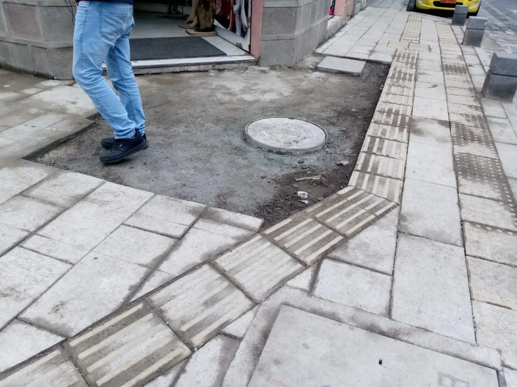 Adoquines y lozas en mal estado e incompletas.