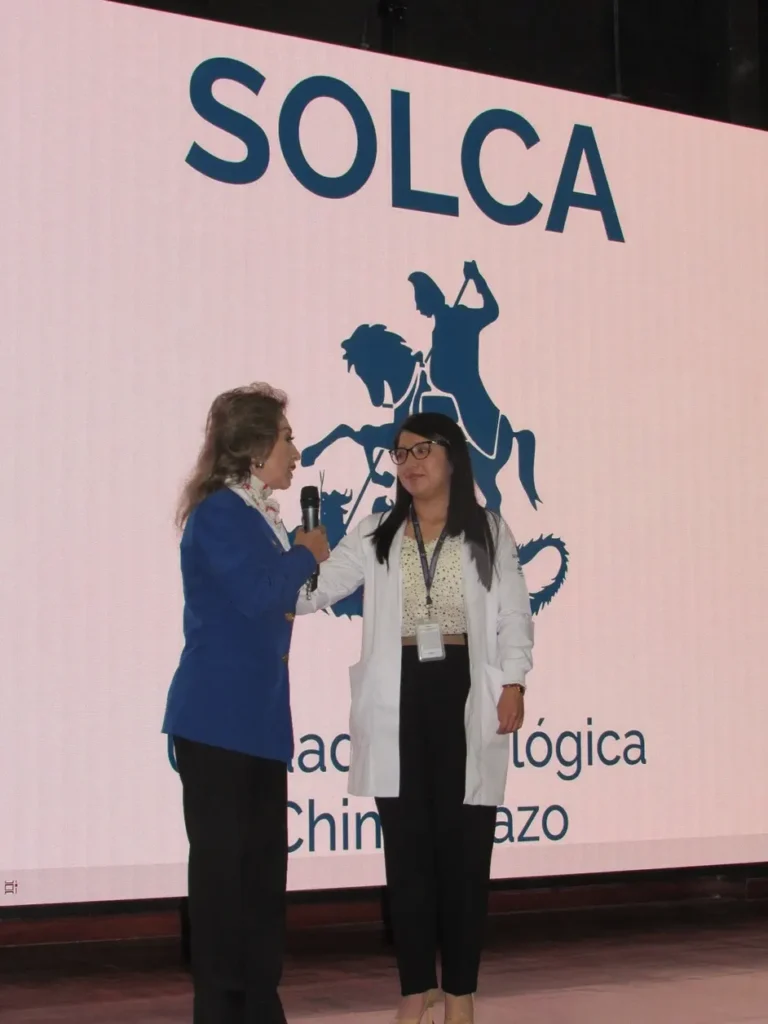 La médico de SOLCA Riobamba, Carol Albacura, expuso sobre el impacto emocional y psicológico.