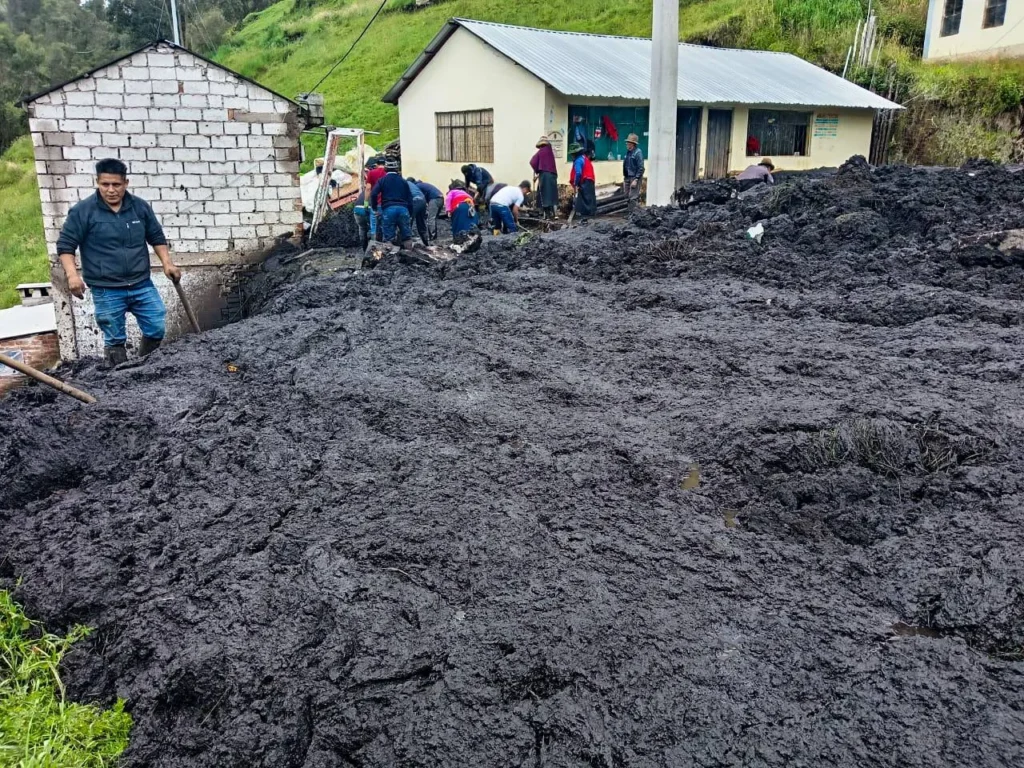 Casas quedaron invadidas por el lodo.