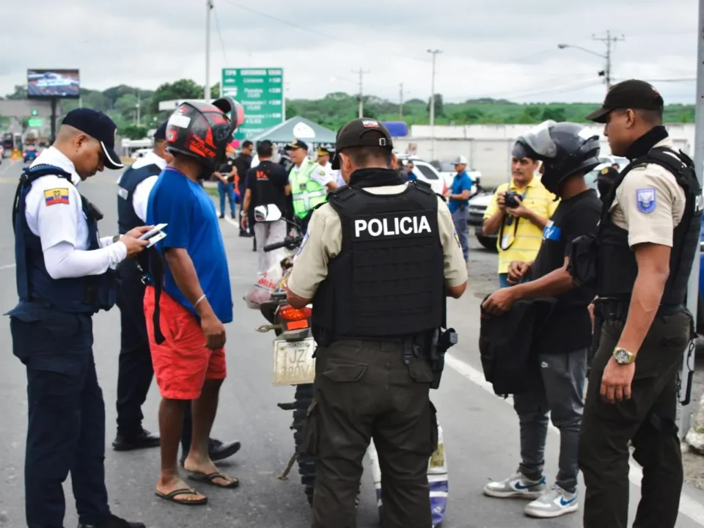 Policía controlará el tránsito de 25 vías estatales de Ecuador