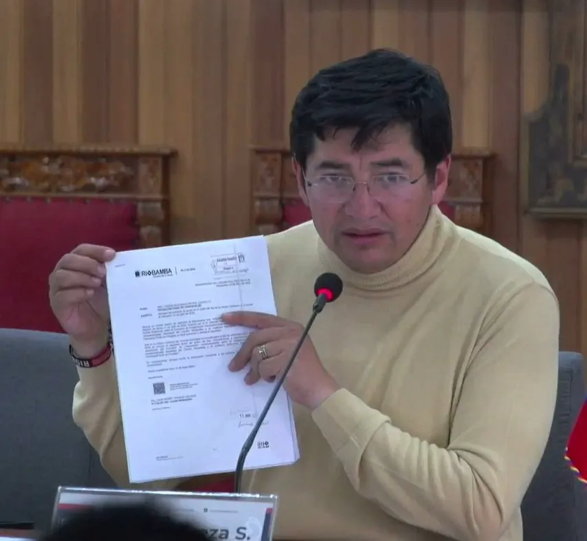 Riobamba: Concejales y alcalde discuten por invitaciones y escudo