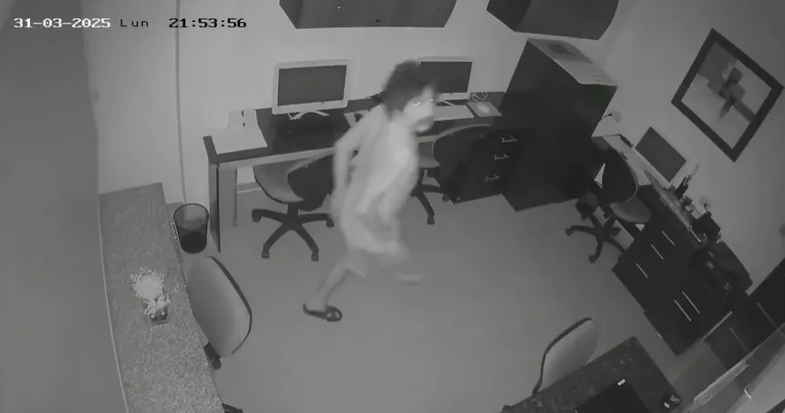 Video: hombre sin una pierna entró a robar en oficina de Guayaquil