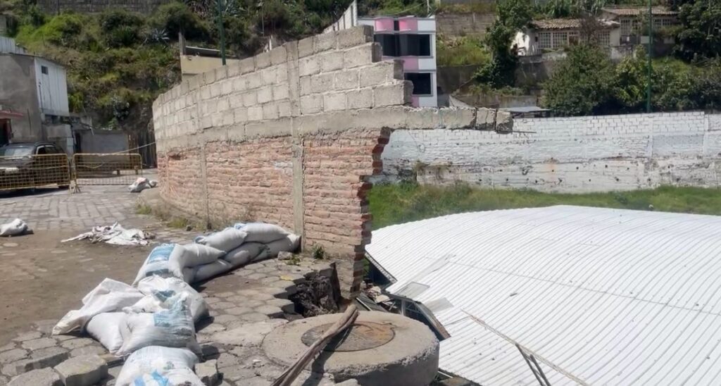 Calle La Floreana, en Ambato, está a punto de colapsar.
