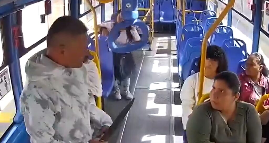 Delincuente amenazó y robó con cuchillo en un bus