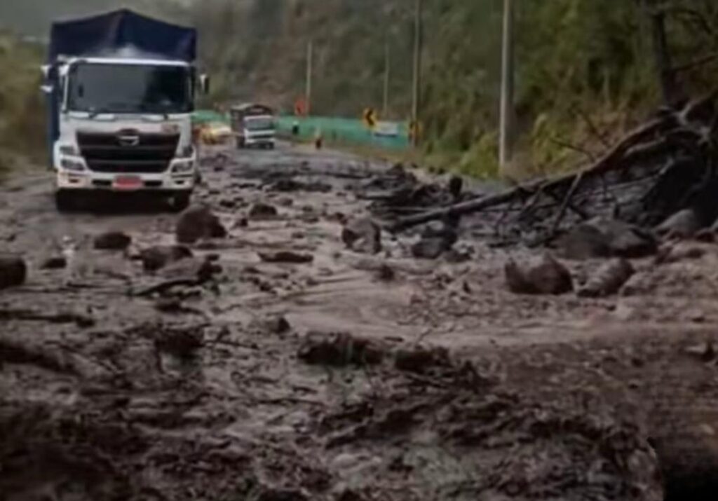 Deslizamiento de tierra en la vía.