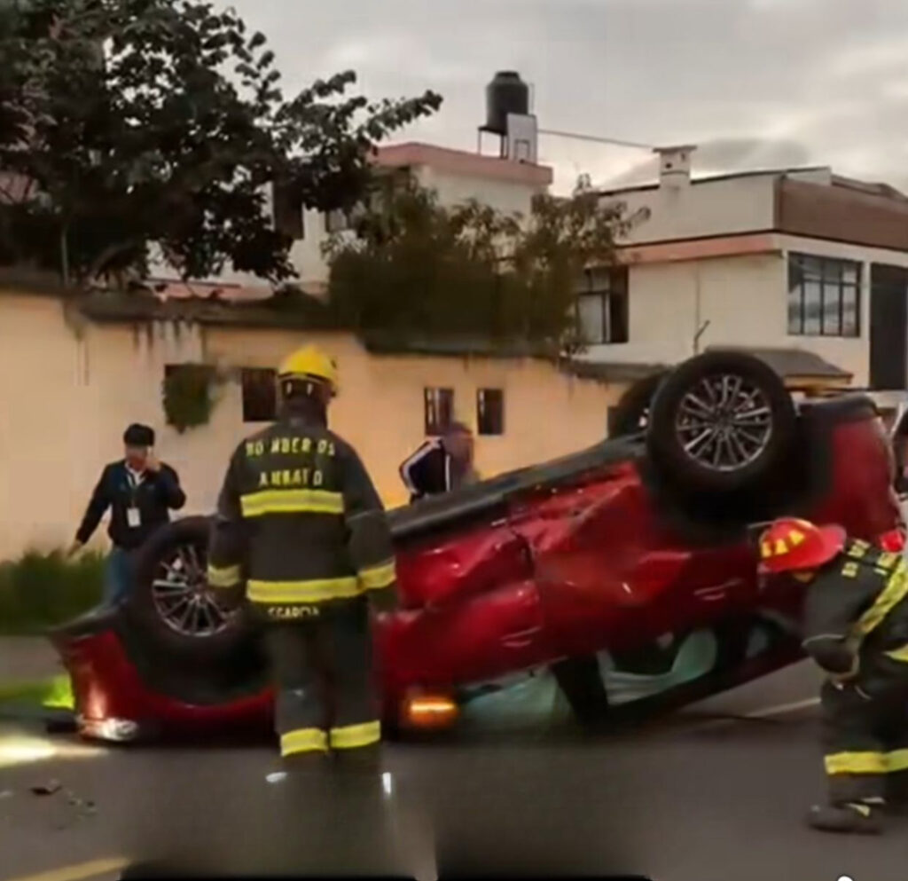 Choque aparatoso entre 2 carros.