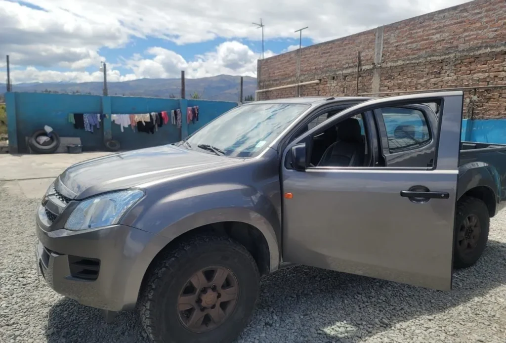 Robo de camioneta en una casa Riobamba