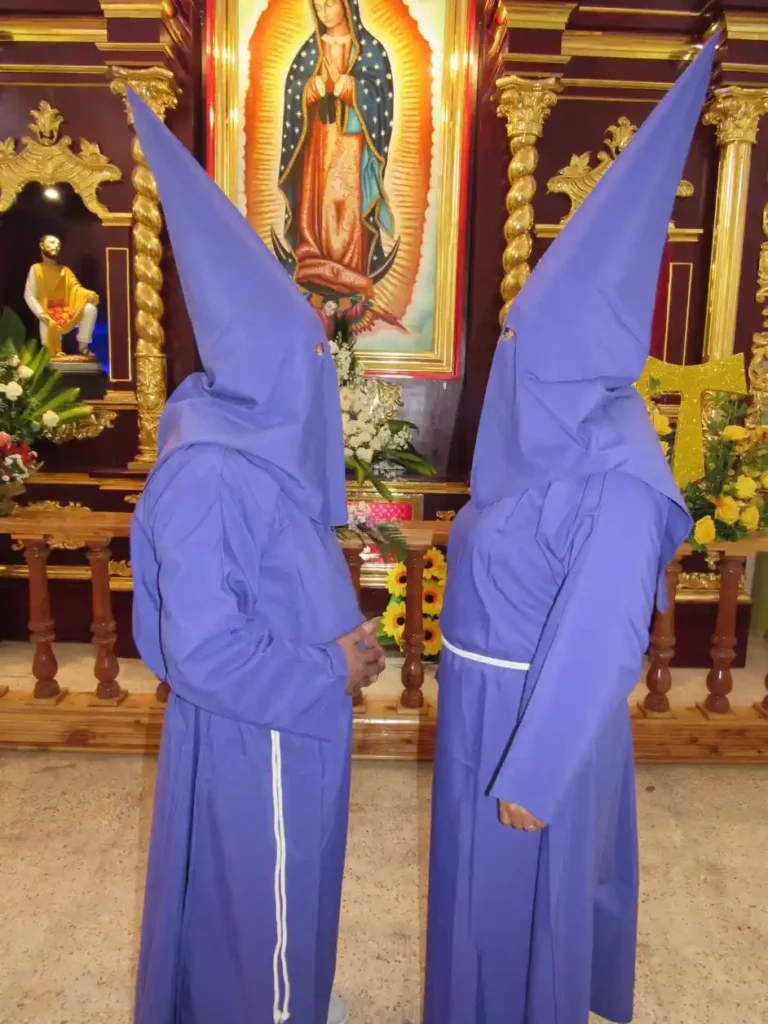 Cucuruchos en Iglesia Loma de Quito para la procesión penitencial