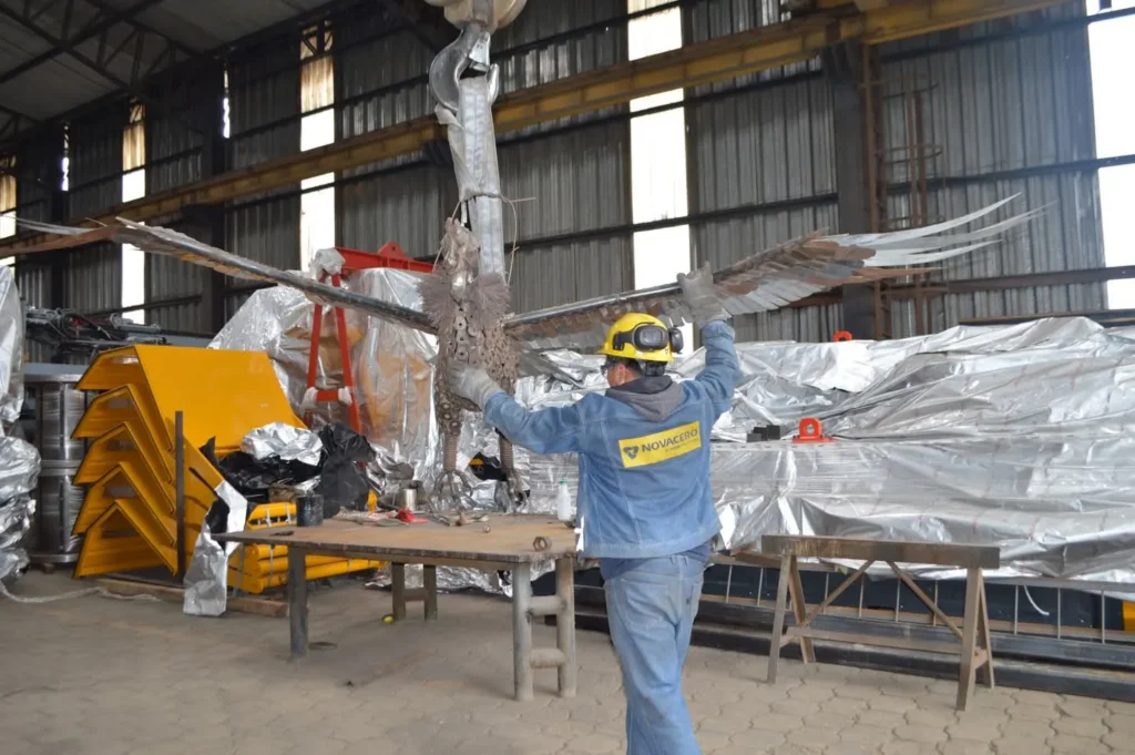 Los trabajadores de NOVACERO fabrican las piezas artísticas.