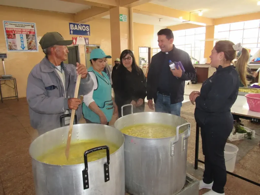 Riobamba: mercado de Santa Rosa preparó fanesca comunitaria