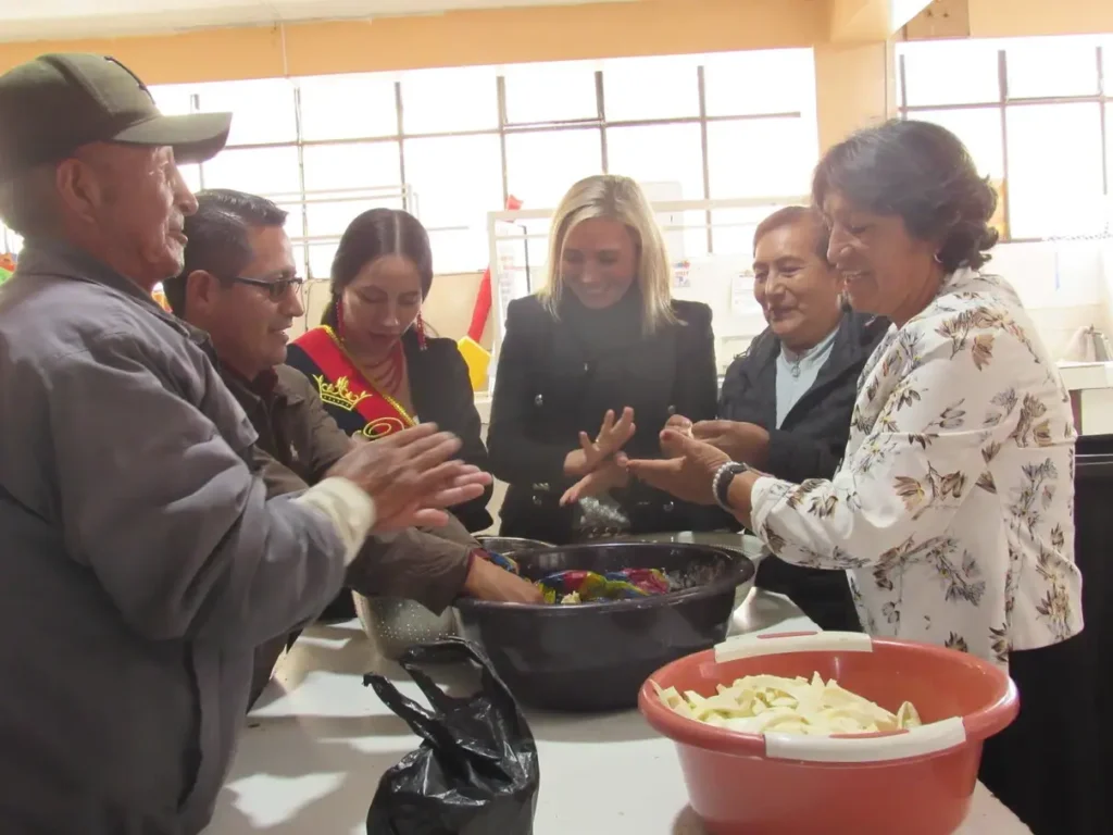 La viceprefecta Mónica Loza acompañó en el reparto.