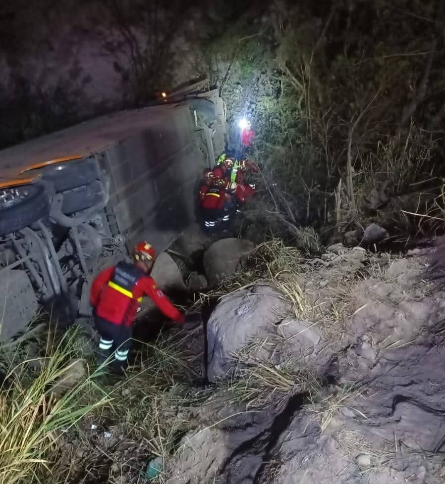 Bus con 22 pasajeros se volcó en la vía Ibarra dejando 5 heridos