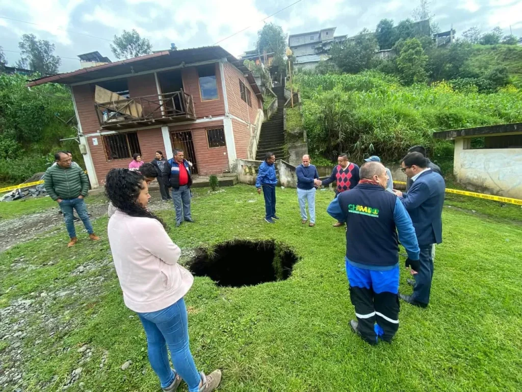 Urgente evaluación por Socavón en embaulado de Chimbo