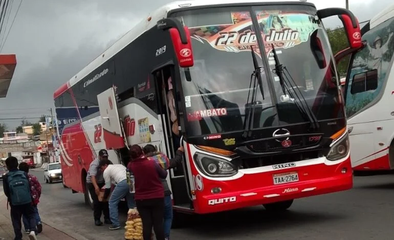 Vehículos piratas contra cooperativas de guaranda