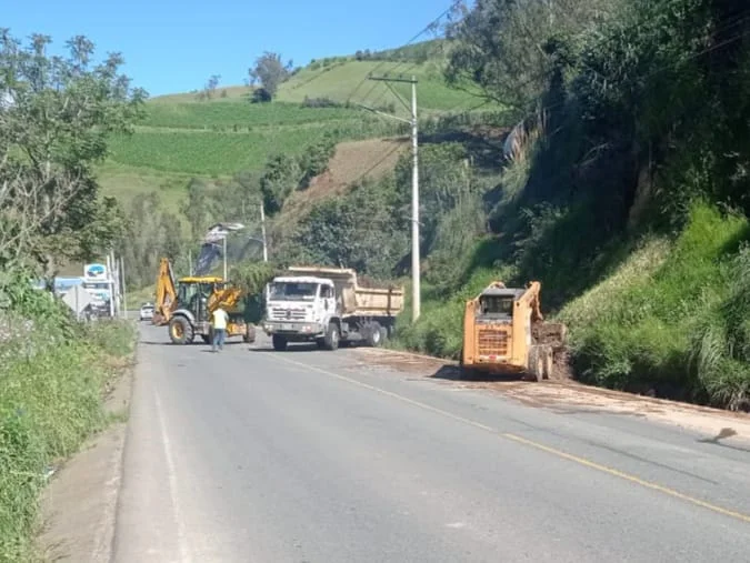 Continúan trabajos de mantenimiento en la vía Chimbo-Guaranda