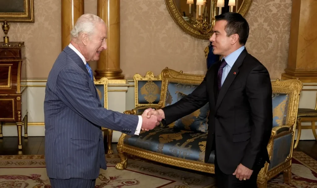 A Daniel Noboa lo recibió el rey Carlos III en Londres