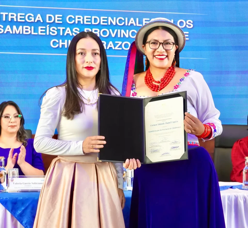 CNE entregó credenciales a asambleístas electos de Chimborazo