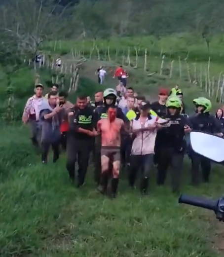 Pastor detenido y golpeado tras abusar de su hijastra de 13 años