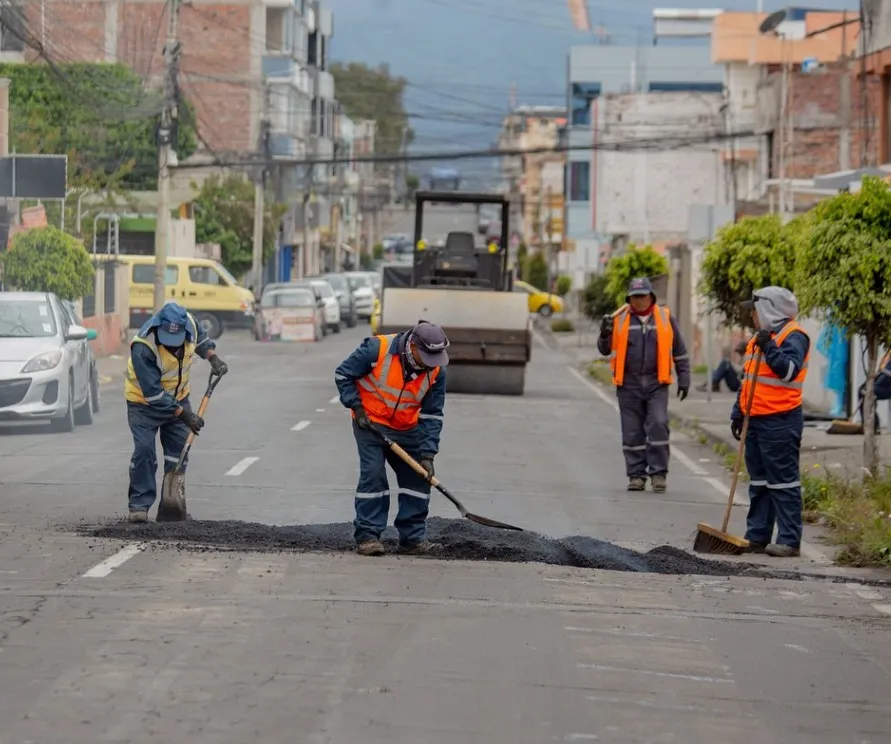 Continúan trabajos de bacheo