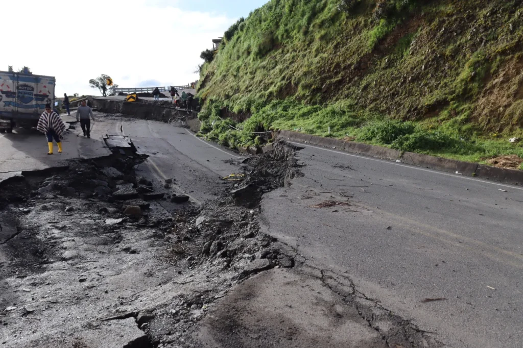 Deslizamientos de tierra en Ecuador 2025: vías cerradas por lluvias