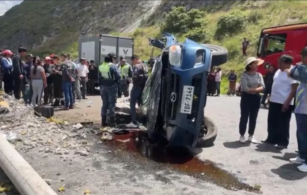 Dos mujeres muertas tras brutal accidente de tránsito en Ambato.