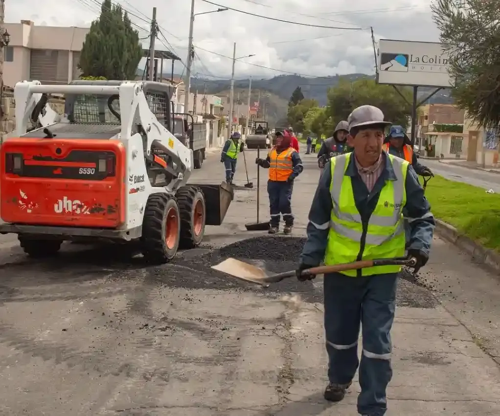 Escasez de asfalto afecta plan de bacheo
