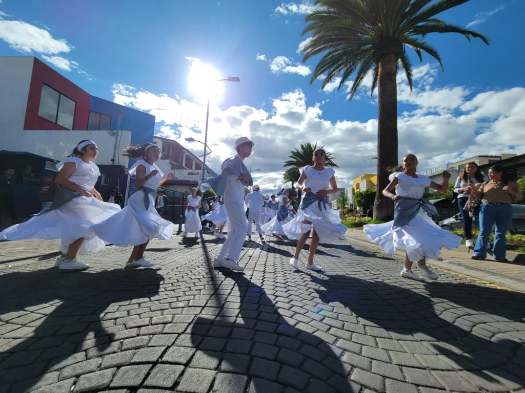 El pregón de fiesta de la Unidad Educativa Nuestra Señora de Fátima se tomó calles de Riobamba, que aplaudió su talento y alegría