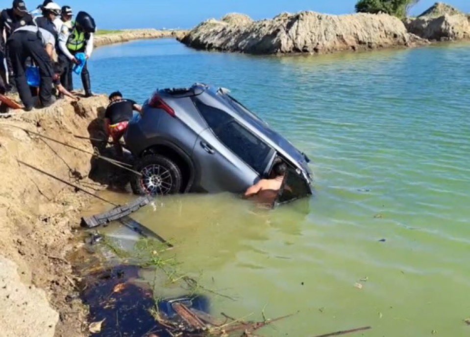Carro cayó a un pozo de sal y dejó tres muertos